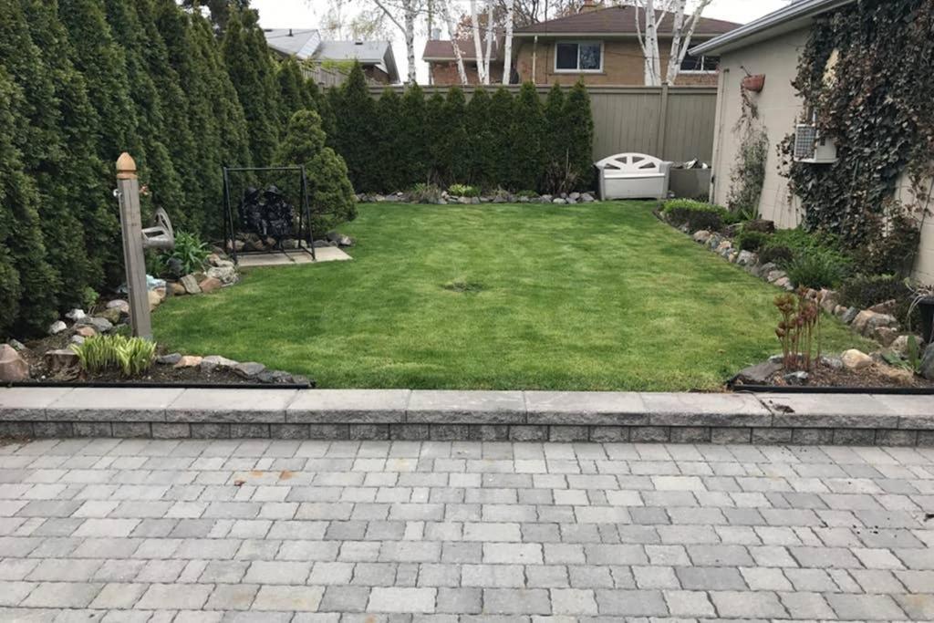 Private Bsmt With Sep. Entrance And Free Parking Apartment Toronto Exterior photo