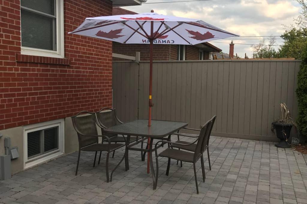 Private Bsmt With Sep. Entrance And Free Parking Apartment Toronto Exterior photo