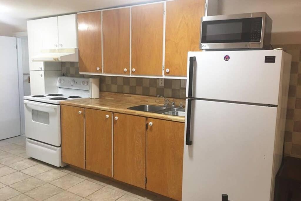 Private Bsmt With Sep. Entrance And Free Parking Apartment Toronto Exterior photo